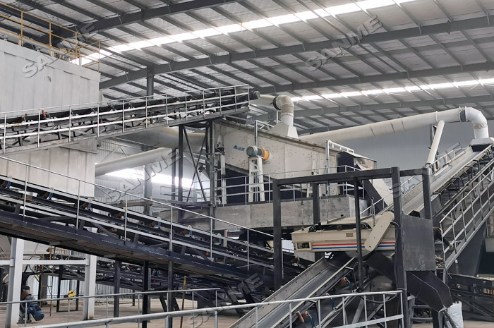 我國(guó)建筑垃圾日益嚴(yán)重，建筑垃圾移動(dòng)式破碎機(jī)領(lǐng)域面臨新的發(fā)展機(jī)遇。