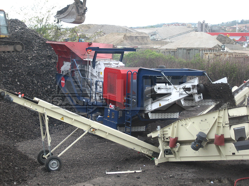 履帶式移動(dòng)破碎機(jī)對(duì)比輪胎式移動(dòng)破碎機(jī)有什么優(yōu)勢(shì)？